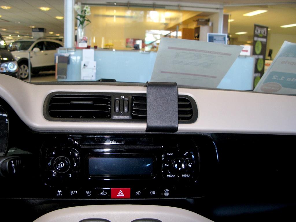 ProClip autokohtainen kiinnike keskelle Dacia Duster 2023-2024