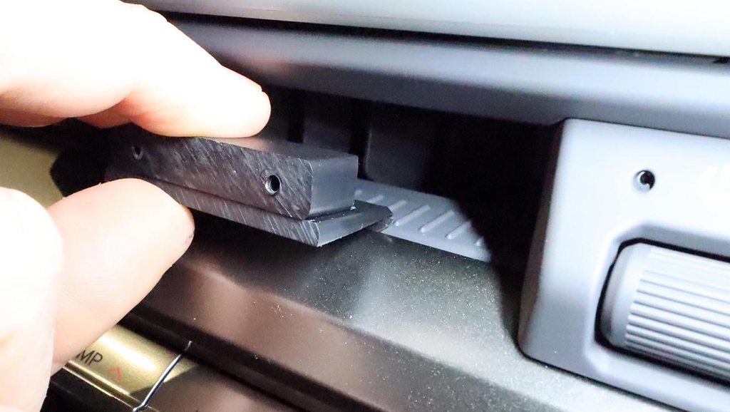 Proclip autokohtainen kiinnike keskelle KIA EV3 25-26