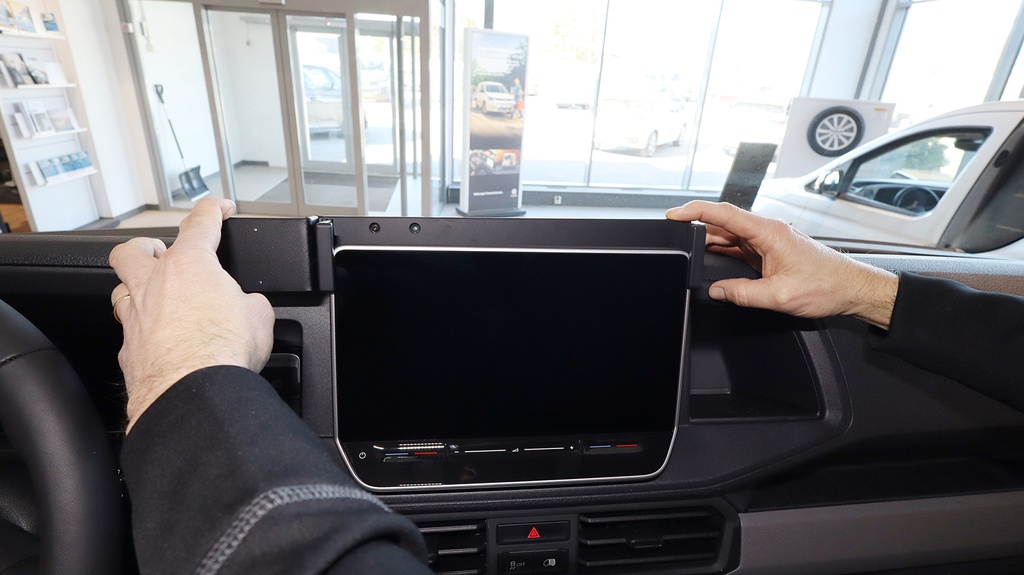 ProClip kiinnike näytön vasemmalle puolelle MAN TGE 2025-2026 Volkswagen Crafter 2025-2026 
