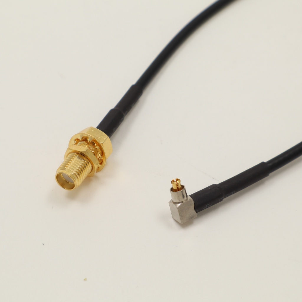 SMA-uros/MC-card 90° adapterivälijohto (Option) 