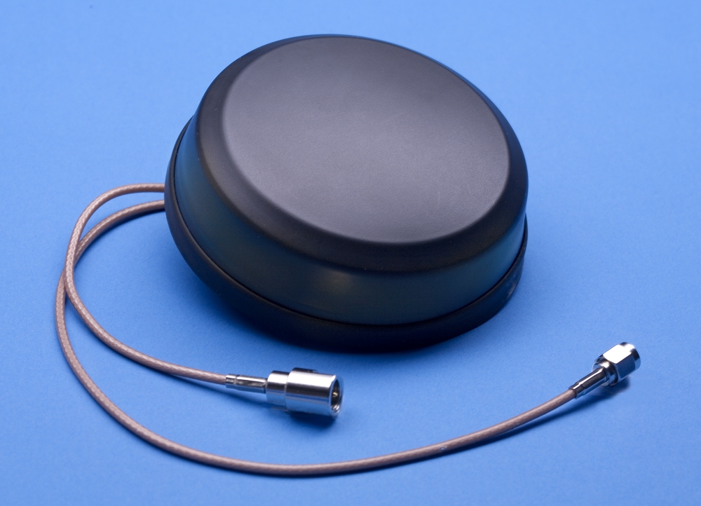 4G antenni M2M/IOT käyttöön GPS 790-2600 MHz musta 0,2m kaapeli FME-uros SMA-uros liittimet SmartDisc Combi