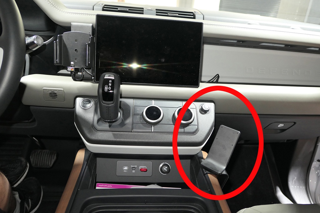 Brodit 835780 ProClip console mount for Land Rover Defender 2020–2027 (LHD)